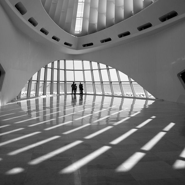 equip de persones de l'empresa en un espai obert i arquitectonic